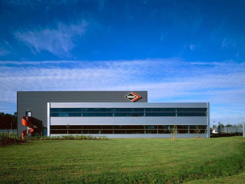 This new crane mounting facility and headquarters offices for Versalift Distributors (UK) is at the entrance to a new industrial park near Burton Latimer, set amongst agricultural and woodland areas on a level site.