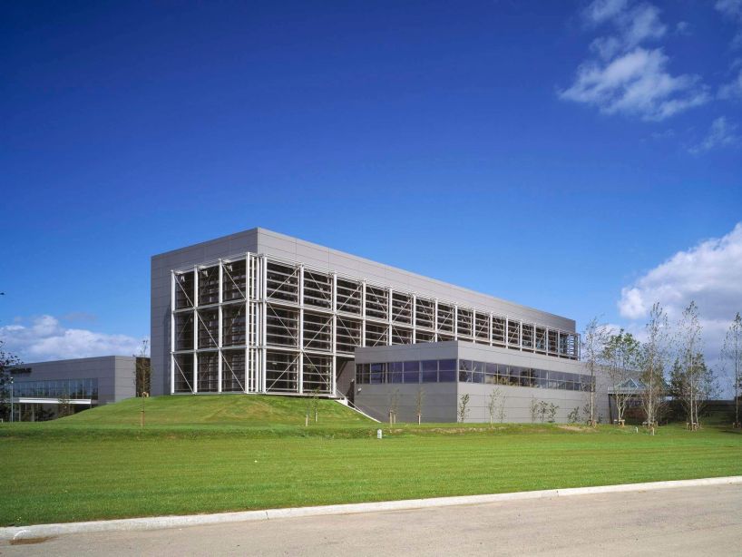 The challenge was to integrate the architectural design with the latest newspaper production process design, both of which were developed in tandem, while building in future flexibility.