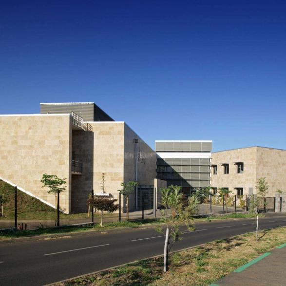 GIP Cyroi is a multidisciplinary biopharmaceutical research facility, constructed in two phases to accommodate an unusually diverse range of public and private sector users.